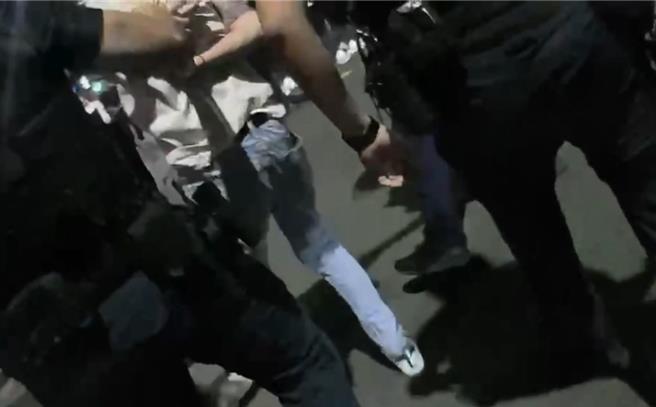 高雄苓雅傳出鬥毆糾紛，警出動快打部隊趕抵現場，共3名男子在夜店飲酒後，因為「包廂是誰訂的」談不攏，爆發口角衝突，事後3人被警方依傷害罪移送偵辦。（民眾提供／紀爰高雄傳真）