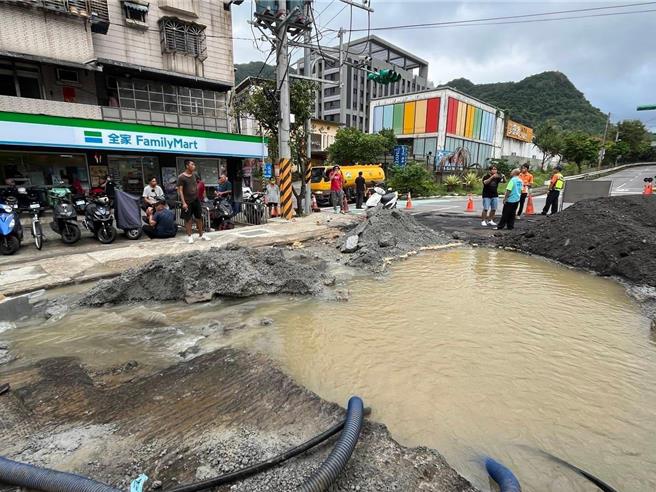位于基隆市安乐区的基金三路及武圣街口的台水大口径干管昨日爆管，今日抢修完毕，结果下午又爆管，影响9000户用水。（内寮里长严福神提供／徐佑升基隆传真）