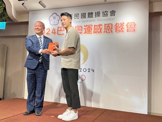 體操協會理事長林建佳(左)日前在感恩餐會親自頒發獎金給巴黎奧運銅牌選手唐嘉鴻。(資料照／黃及人攝)
