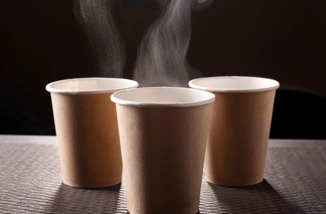 大陸浙江大學生命科學院研究團隊發現，多個知名品牌的一次性紙杯加熱水後會釋放大量微塑膠。（示意圖／AI製圖／Adobe Firefly）