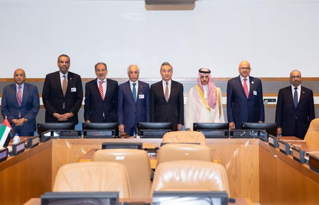 王毅會見海合會國家外長共推迦薩停火防衝突外溢。（大陸外交部）