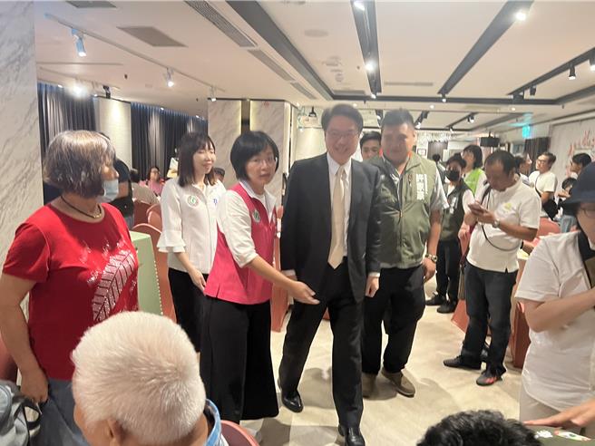 苏巧慧迎接林右昌到场。（王扬杰摄）