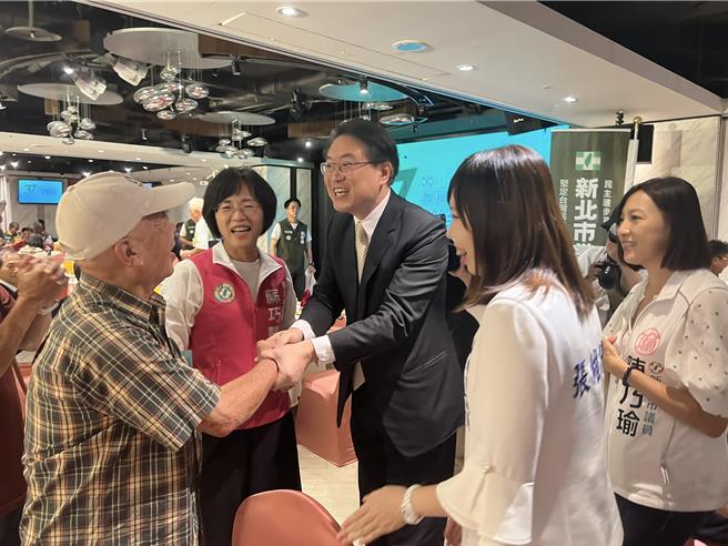 苏巧慧热心向林右昌介绍资深党员。（王扬杰摄）