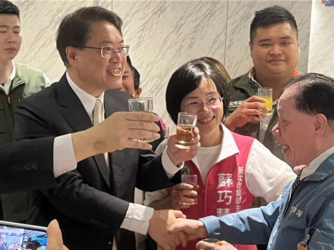 苏巧慧、林右昌逐桌向党员问候，展现团结气氛。（王扬杰摄）