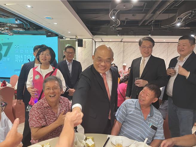 苏贞昌到场立即成为全场焦点。（王扬杰摄）