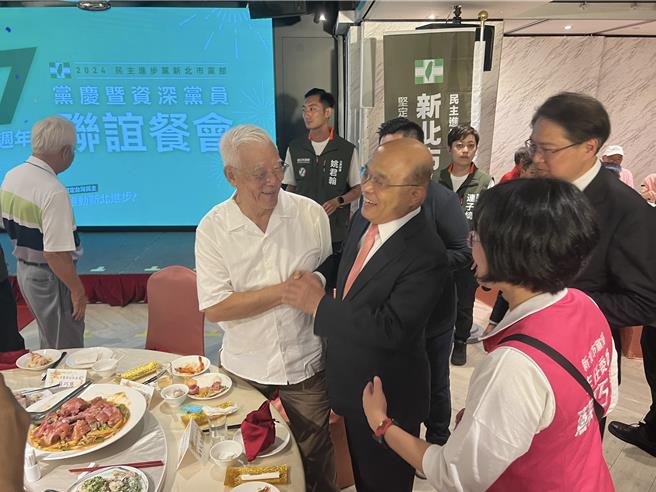 两位前台北县长尤清、苏贞昌相见欢。（王扬杰摄）