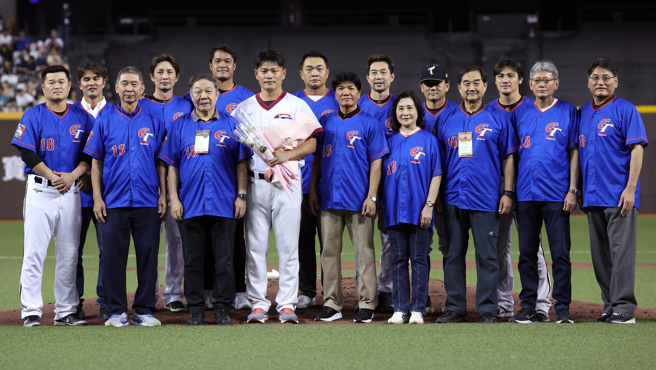 潘威伦（白衣）在引退赛后与昔日中华队教头、战友在台北大巨蛋合照。（姚志平摄）