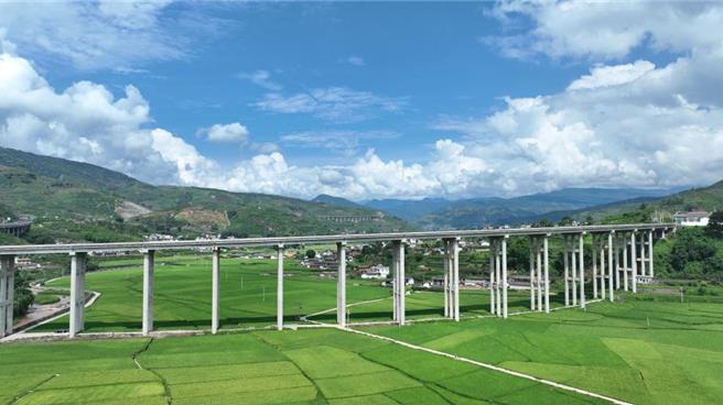 华丽高速全线通车云南丽江到四川攀枝花时程缩短逾2／3。（大陆央视）