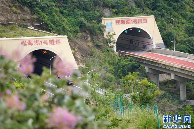 华丽高速全线通车云南丽江到四川攀枝花时程缩短逾2／3。（新华社）