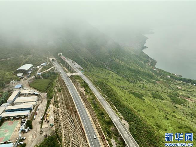 华丽高速全线通车云南丽江到四川攀枝花时程缩短逾2／3。（新华社）