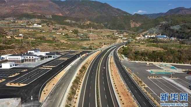 华丽高速全线通车云南丽江到四川攀枝花时程缩短逾2／3。（新华社）