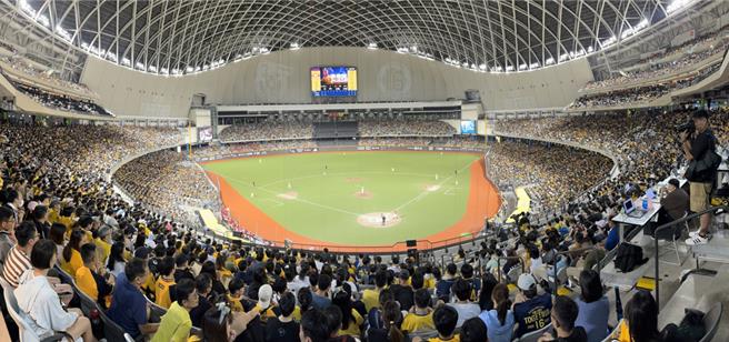 大巨蛋即将于12月迎来正式举办演唱会，不过议员揭露，网路上黄牛票业者泛滥，甚至还没开卖的周杰伦演唱会门票，现在最高已喊到加价6万元一张。（本报资料照片）