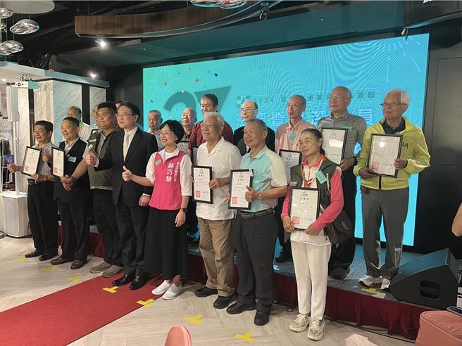 民進黨新北市黨部今舉辦「新北市黨部37周年黨慶暨資深黨員聯誼餐會」。（王揚傑攝）