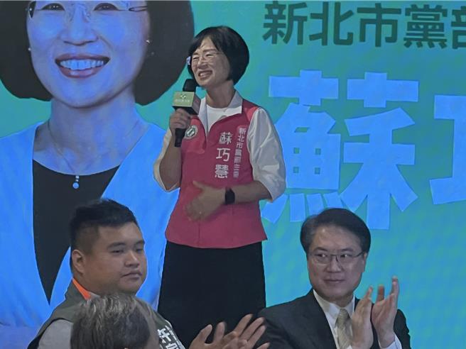 蘇巧慧向黨員報告就任黨部主委百日成果。（王揚傑攝）