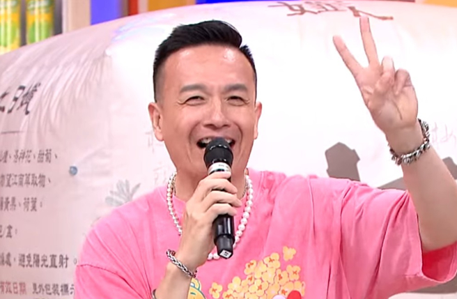 小钟听到价钱，开玩笑地表示「一次叫两个！」（图／《11点热吵店》YouTube）
