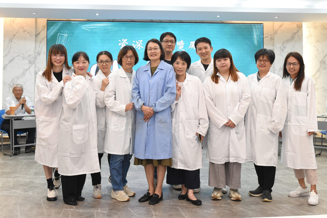 靜宜大學「感恩暨敬師活動」頒發應化系教授王書蘋「服務滿40年資深優良教師」，歷屆教過的學生也到場祝賀。（照片／靜宜大學提供）