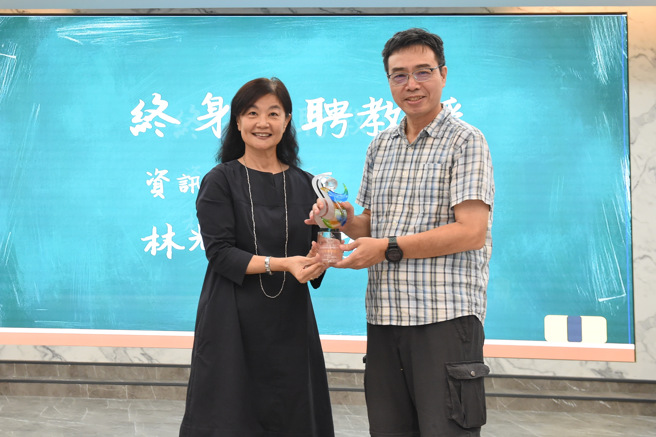 靜宜大學「感恩暨敬師活動」頒發資工系教授林耀鈴「終身特聘教授」。（照片／靜宜大學提供）