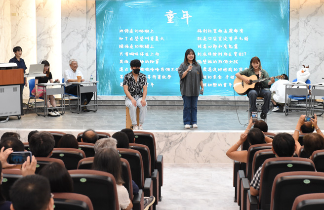 靜宜學生社團現場演唱民歌「童年」等經典曲目，熟悉旋律響起立即勾起教師們的年少回憶。（照片／靜宜大學提供）