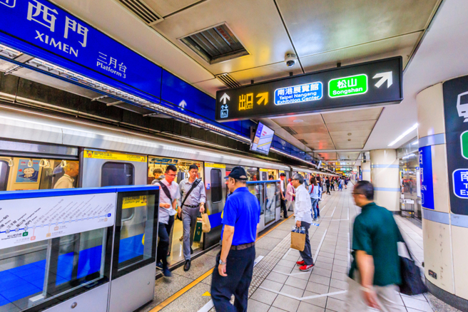 网友分享自己观察到双北人搭捷运的习惯。（示意图：shutterstock／达志）
