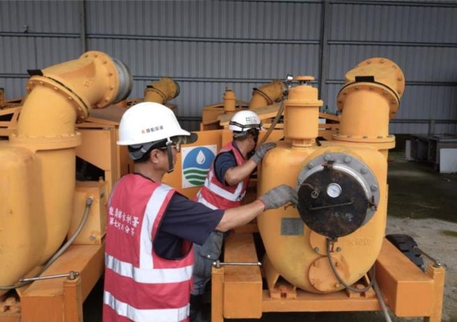 水利署事前检查七河分署抽水机，严阵以待防范山陀儿颱风。图／经济部提供