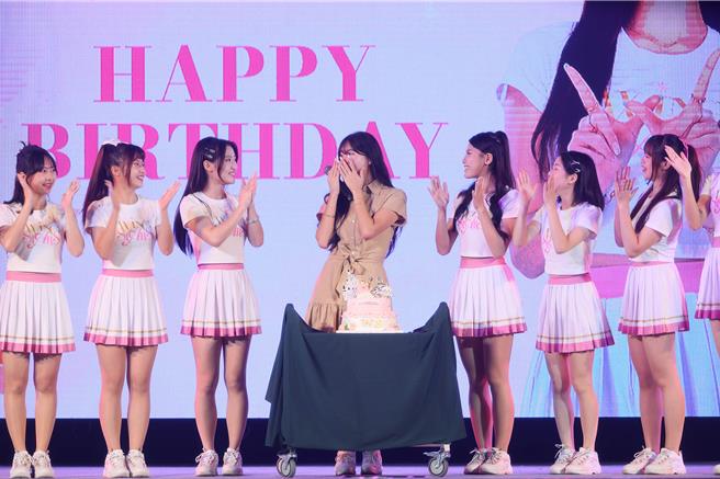 眾人驚喜幫安芝儇（中）慶祝生日。（桂田文創提供）