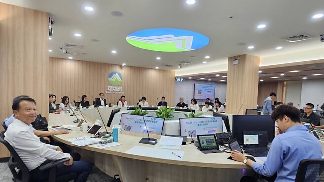 环境部第五次碳费费率审议会中，审议委员建议一般费率的起徵价格应在每公吨300元至500元。图／本报资料照片