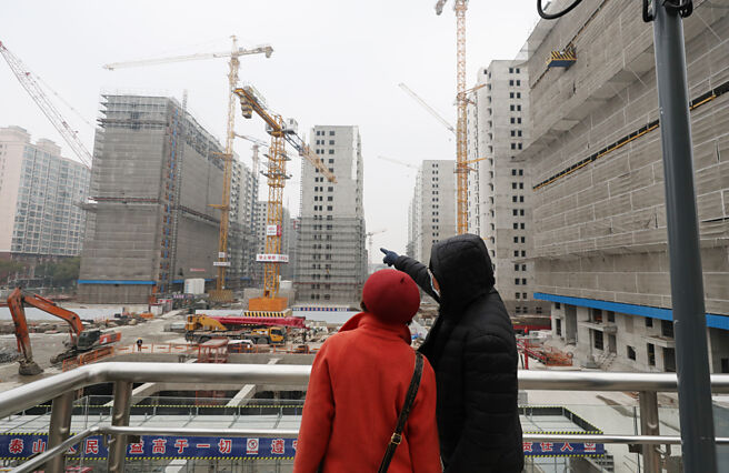 据传上海、深圳等一线城市，计划进一步放宽现行住房限制。图／新华社