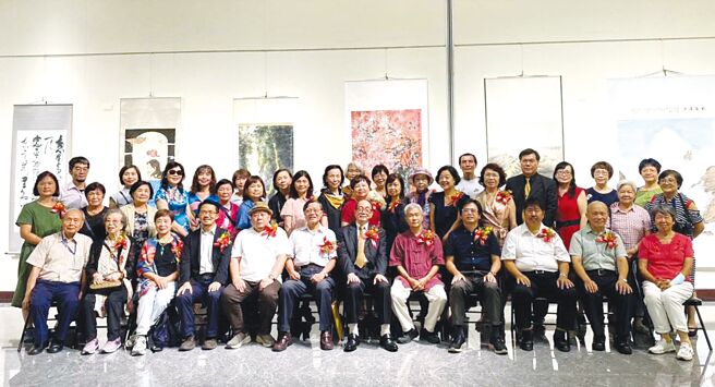 中華九九書畫會會員與出席貴賓合影。圖／中華九九書畫會提供