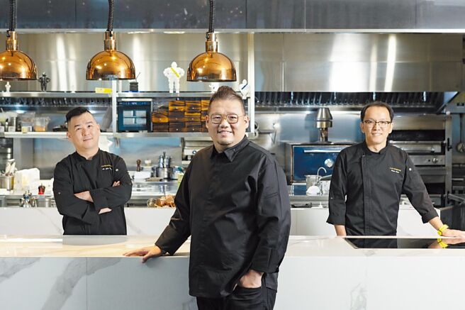 米其林一星〈A CUT〉牛排馆的行政总主厨凌维廉（中），领着厨艺团队每季研发推出新菜，持续优化客人用餐体验。图／A CUT牛排馆