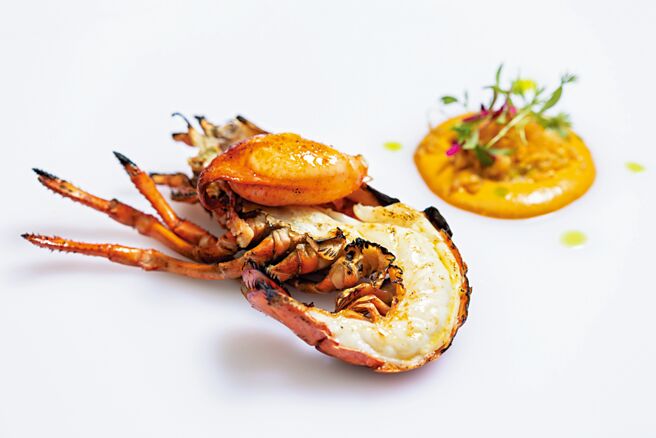 〈泰式炉烤龙虾〉灵感来自泰国街头美食，将炭烤龙虾的香气与泰式酱汁的浓郁风味完美结合。图／A CUT牛排馆