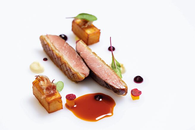 〈花莲玉里乾式熟成鸭胸〉用肉质鲜嫩的花莲玉里樱桃鸭，乾式熟成使风味浓郁集中，搭配由鸭骨、鸭肉、蔬菜、黑莓酒、波特酒与樱桃汁调制成的酱汁提味。图／A CUT牛排馆