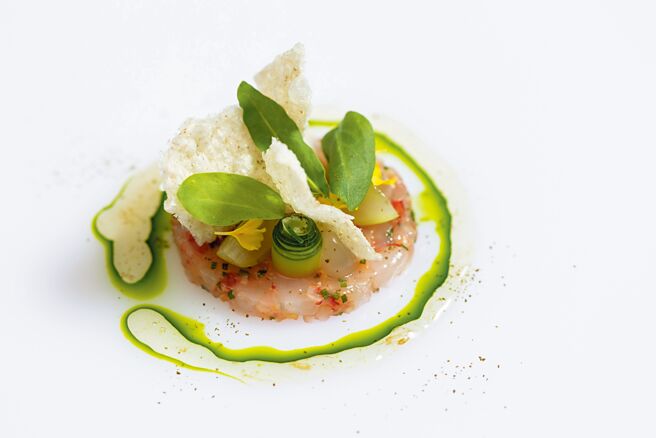 〈胭脂虾塔塔〉是剁碎的胭脂虾拌入甜柠檬皮及虾夷葱，加上以小黄瓜、白葡萄汁及柠檬汁制成的黄瓜冻，微酸的黄瓜冻完美衬托出甜虾的清甜滋味。图／A CUT牛排馆