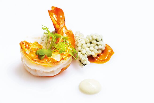 〈香煎海虎虾〉提味酱汁西班牙烤番茄甜椒酱，选用新鲜牛番茄、红甜椒、雪莉酒醋、榛果及酸种麵包制成，色泽鲜艳、 味道微酸。图／A CUT牛排馆