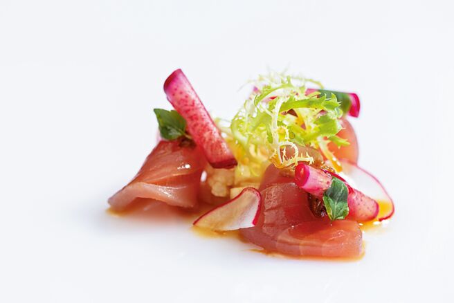 〈A CUT〉秋季套餐新菜〈鲔鱼〉，将熟成七天的鲔鱼以稻穗梗烟熏，再以冰水洗去熏油，鱼肉质地细腻，点缀以明火炙烧的日本麦味噌，烟熏味恰到好处，麦味噌带来微甜焦香，搭配昆布风味的三杯醋，酸甜适中，完美平衡鲔鱼浓郁。图／A CUT牛排馆