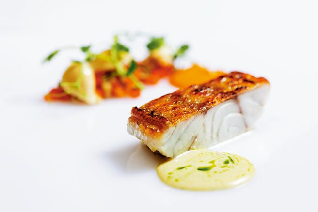 〈A CUT〉本季〈季节鲜鱼〉将鱼煎得恰到好处，散发着迷人焦香。并搭佐白酒酱汁与义大利传统的烟花女酱汁提味。图／A CUT牛排馆