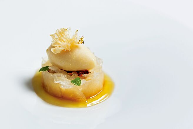 〈桂花银耳渍梨〉以中餐的〈冰糖炖雪梨〉为灵感，新鲜梨子切片衬以桂花露，并以燕麦片、三色藜麦、杏仁片、荳蔻和肉桂等谷麦丰富口感。图／A CUT牛排馆