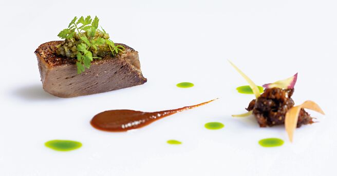 〈牛舌〉灵感源于法国传统再结合现代烹饪技巧，主厨将澳洲Mayura巧克力和牛牛舌加入红萝卜、洋葱、西芹等炖煮至软烂后，以香料油真空低温烹调附味，使牛舌肉质软嫩，融入蔬菜的香气，增添自然甜鲜。图／A CUT牛排馆