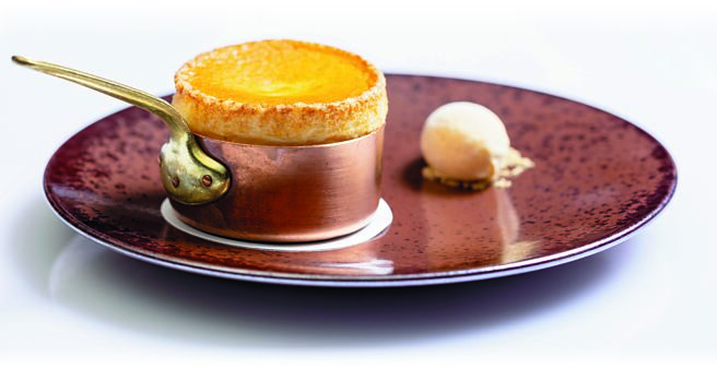 〈凤凰酥舒芙蕾〉的灵感来自于传统〈凤凰酥〉，将凤梨与蛋黄组合融入到法式舒芙蕾中，创造出既有传统韵味又具现代感的甜点。图／A CUT牛排馆