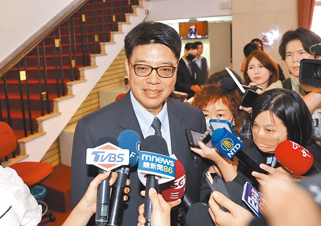 陆委会主委邱垂正表示，两岸旅游人数落差大，呼吁大陆要松绑政策。（姚志平摄）