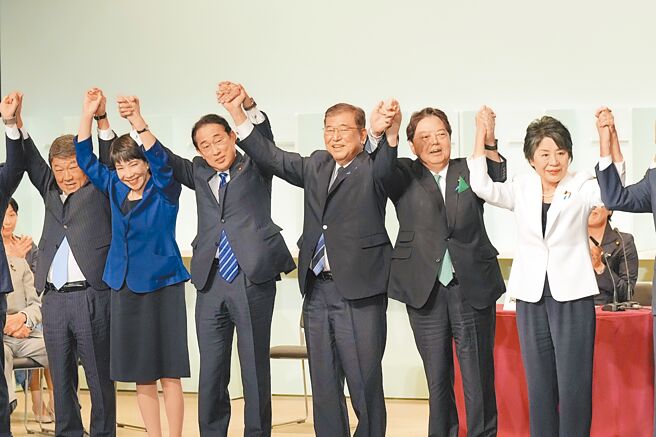 石破茂（右三）当选日本自民党总裁，将成为新首相。（美联社）