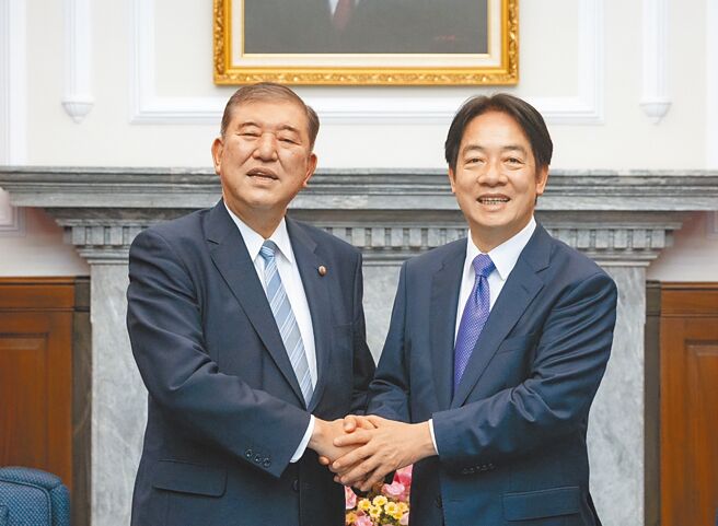 石破茂（左）当选日本自民党新总裁，将成为新首相，台日关系备受关注。图为赖清德总统（右）8月在总统府接见石破茂。（总统府提供）