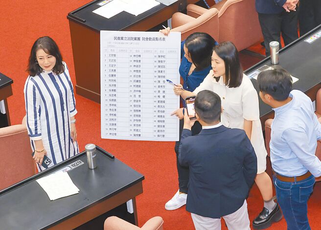 在27日立法院院会中，国民党立委徐巧芯（右二）等人拿出点名板帮民进党立委点名。（资料照/姚志平摄）