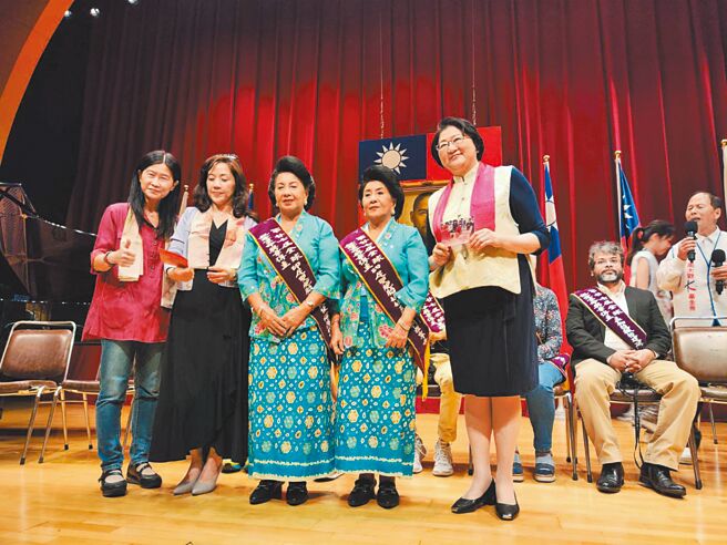 印尼雙胞胎媽媽─羅莎帝及伊利雅寧希，獲頒2024年周大觀基金會「熱愛生命獎章」。（林良齊攝）