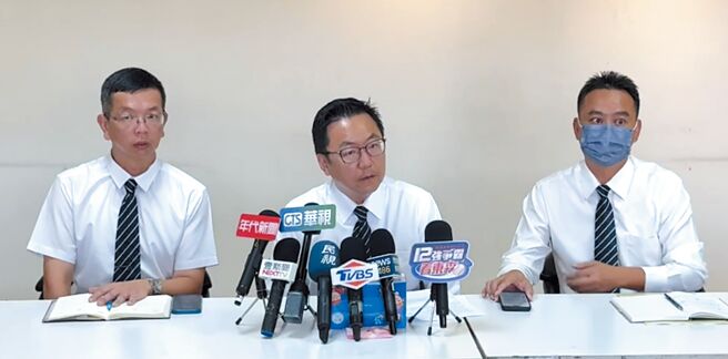 巨業客運董事長室發言人韓洪開（中）27日率公司幹部舉行記者會，向社會大眾及死者家屬道歉。（張妍溱攝）