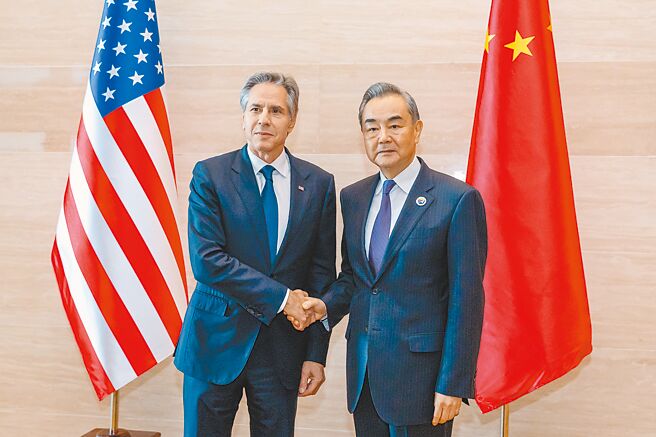 今年7月27日，大陆外交部长王毅（右）与美国国务卿布林肯在寮国永珍出席东亚合作系列外长会期间会面。（新华社）