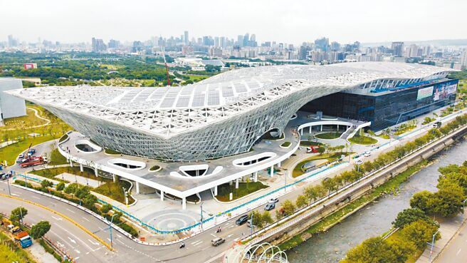 台中国际会展中心一期展馆明年将完工，但市议员李中指出，该建筑规画设计浪费建筑容积达6万1700坪，价值约300亿元。（林欣仪摄）