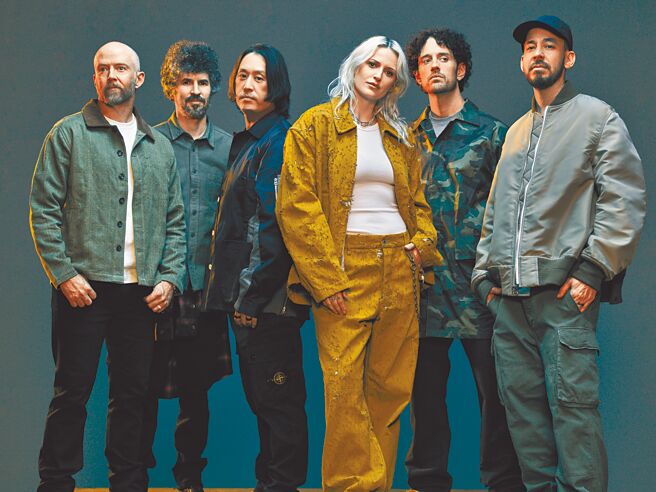 聯合公園沉寂7年回歸，並加入新主唱艾蜜莉阿姆斯壯（左四）。（華納音樂提供）