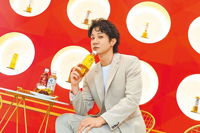 薛仕凌行程滿檔，27日受邀出席飲品活動。（午後の紅茶提供）