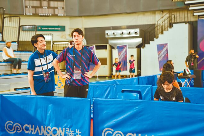 施名帥（左）和江宏傑在電影《乒乓男孩》中飾演風格不同的桌球教練。（華納兄弟提供）