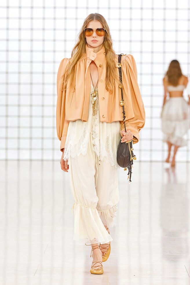 皮革與絲質層次之間打造出豐富度，胸前的吊飾尤其畫龍點睛。（Chloe提供）